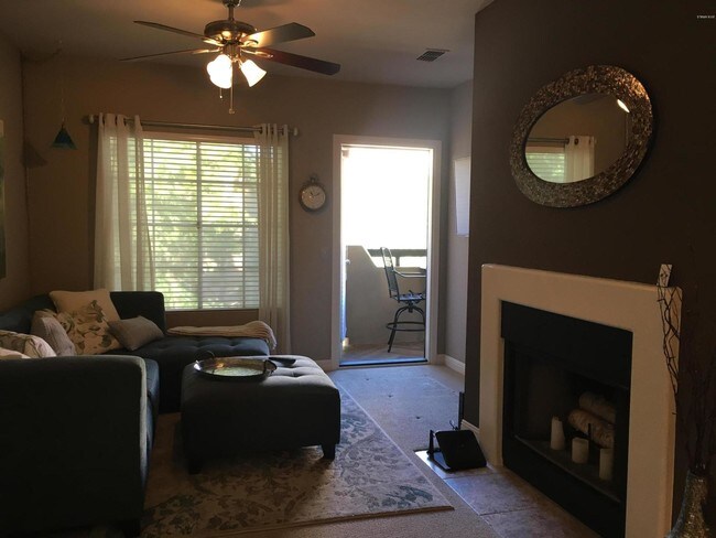 Foto del edificio - 9450 E Becker Ln