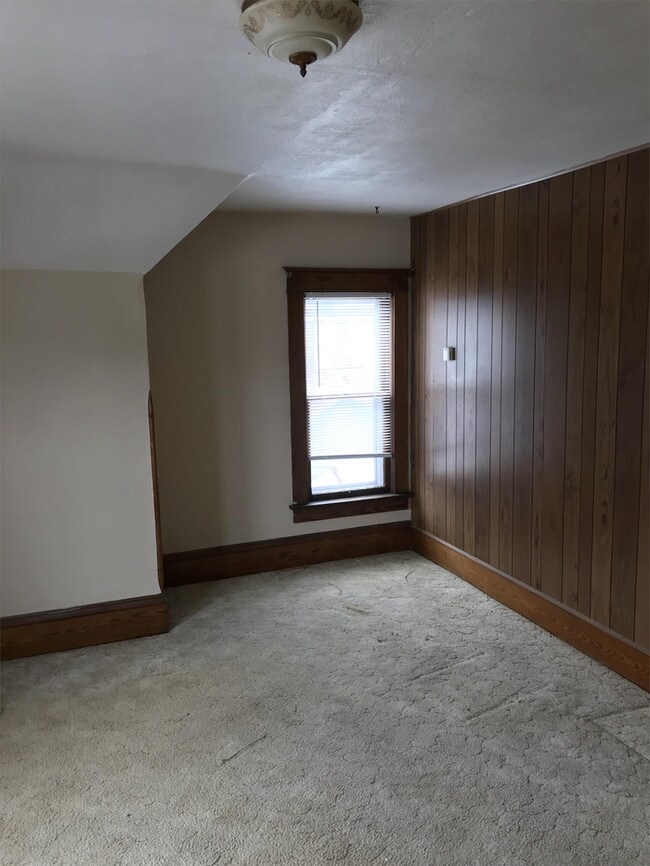 Building Photo - 2 Bedroom Upper