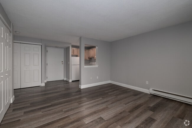 0BR, 1BA - 600SF - Living Room - Towne House Apartments