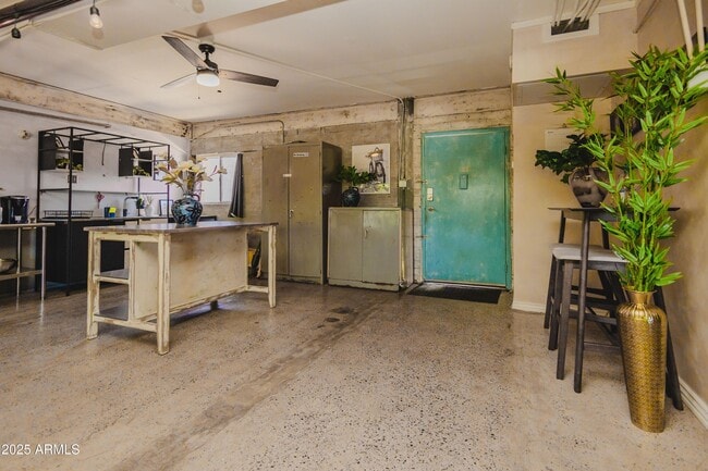 Building Photo - 353 E Thomas Rd