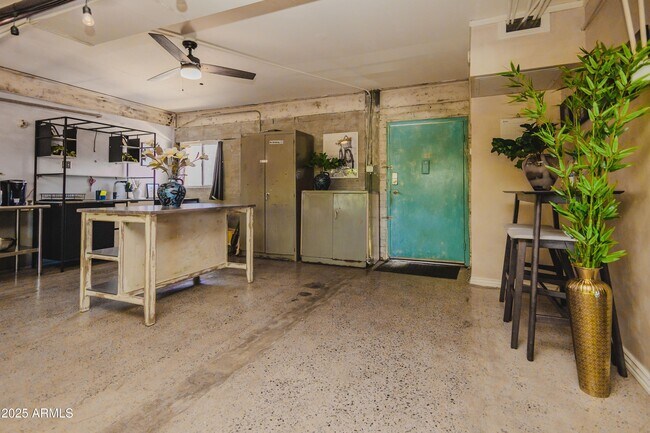 Foto del edificio - 353 E Thomas Rd