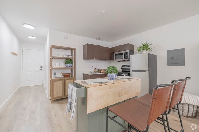 Studio, 1BA - 360SF - Kitchen - The Varsity North