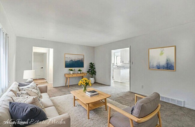 Foto del edificio - COMING SOON! RENOVATED 3 OR 4 BDRM