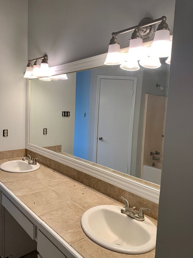 Building Photo - Fairwood Estates - easy access to I-12