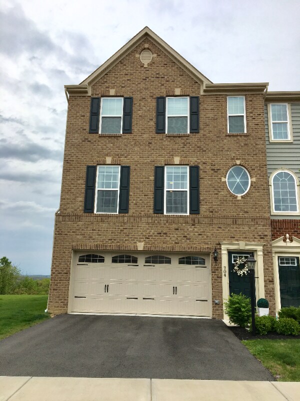 Primary Photo - 704 Pointe View Dr