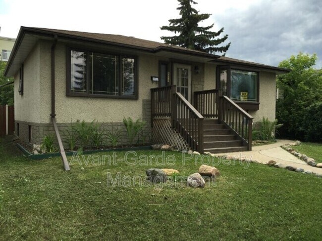 Photo du bâtiment - 8529-8583 83 Ave NW