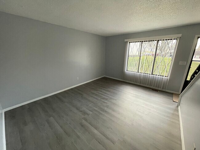 Front Room - 1400 Country Side Dr