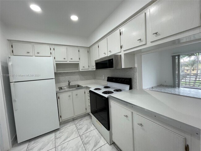 Building Photo - 20201 NE 29th Ct