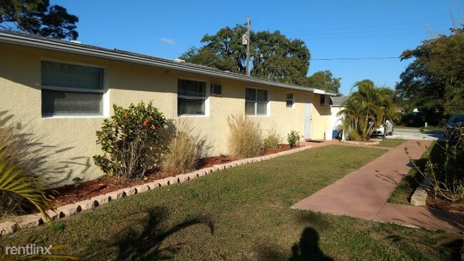 Building Photo - 2 br, 1 bath Apartment - 80-104 N. Mango
