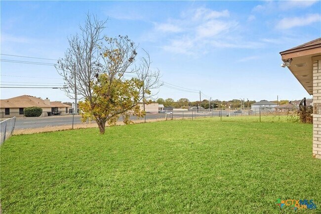 Building Photo - 3210 Raven Dr