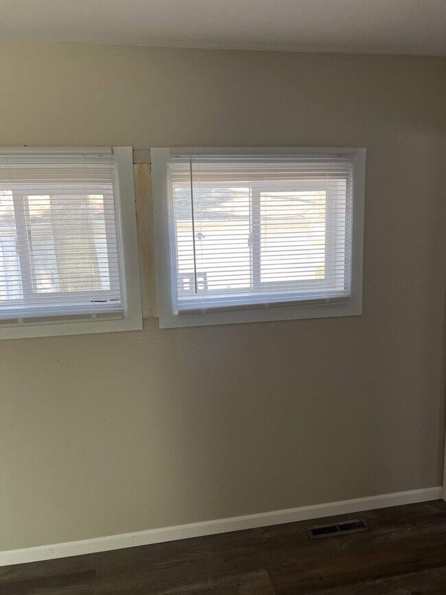 Building Photo - Updated 2 bedroom, Hobart Schools