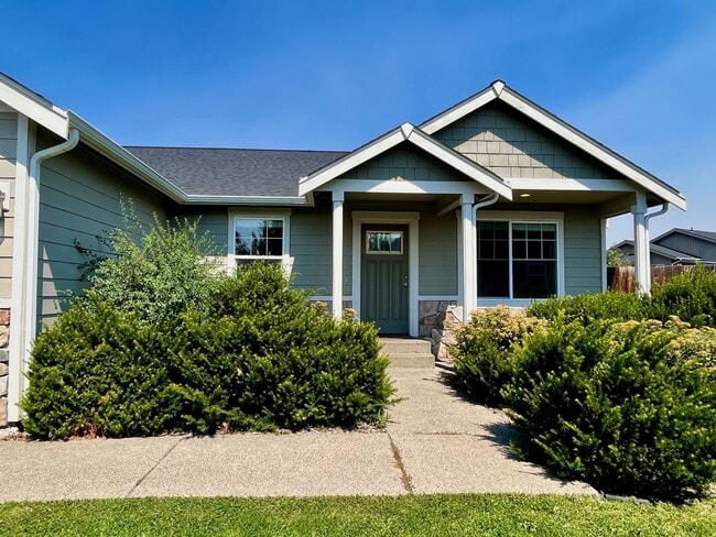 Building Photo - Spacious 4 Bedroom 2 Bathroom Home on Culd...