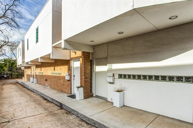 Building Photo - 4251 Buena Vista St