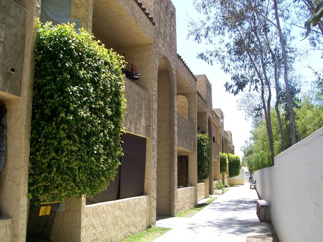 Foto del edificio - 7501 Whitsett Ave