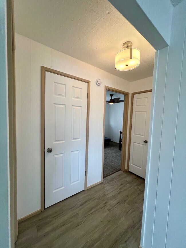 Building Photo - Fully Furnished 2 Bed, 1 Bath Condo – Prim...