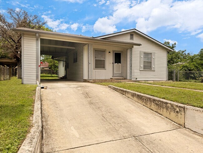 Building Photo - CHARMING DENVER HEIGHTS 3-BEDROOM