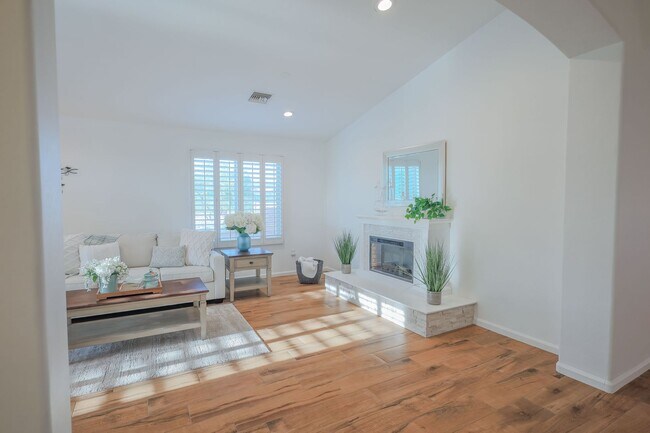 Foto del edificio - PRIVATE Beautiful 3bd/2.5ba home on HUGE L...