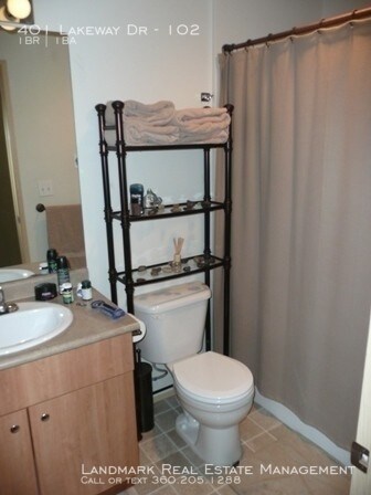 Building Photo - 401 Lakeway Dr