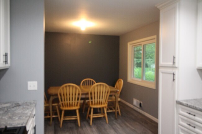 Foto del edificio - Beautifully updated 'Tonka rental available! 3 beds 2 baths in Royal Hills!