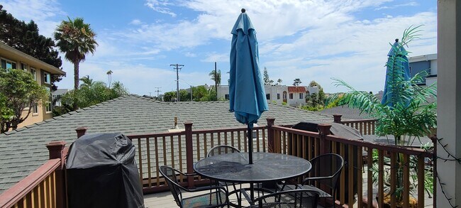 eating with ocean breeze - 1442 Pacific Beach Dr