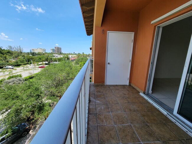 Foto del edificio - 1300 NE 109th St