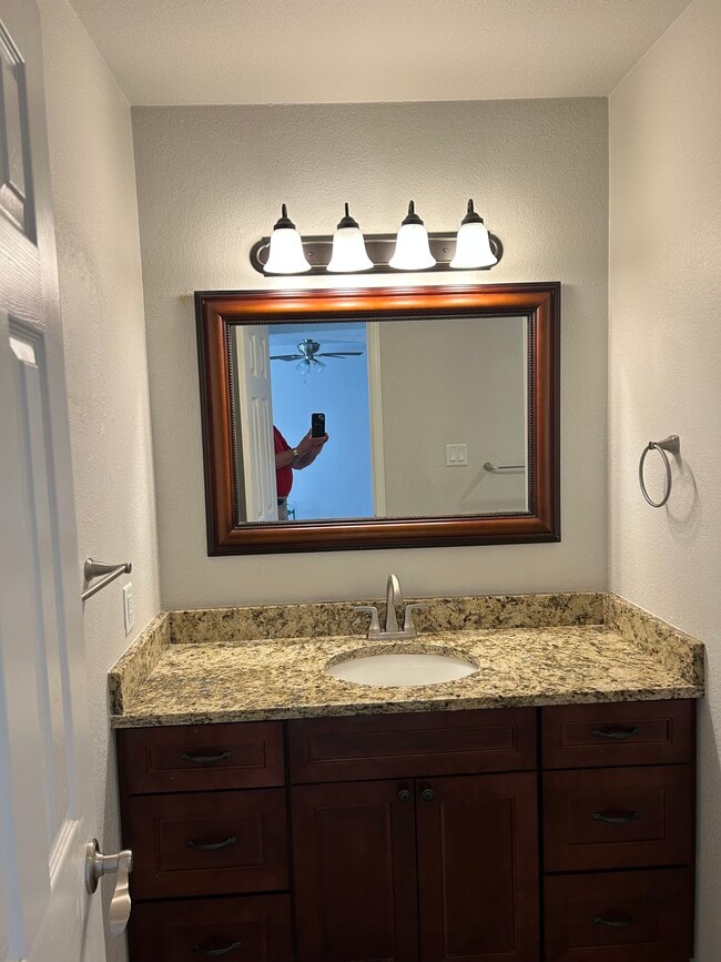 Building Photo - 1014 Elm St