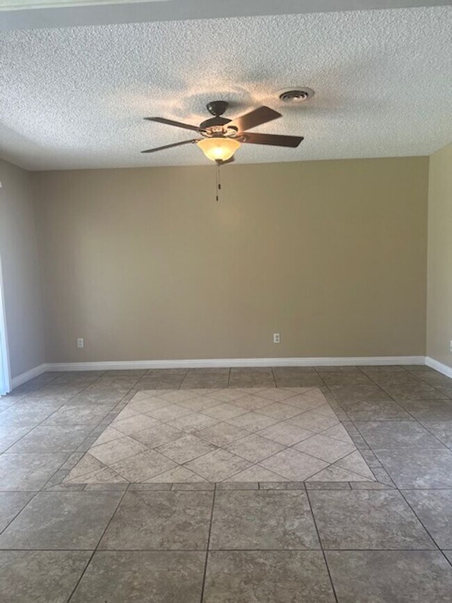 Foto del edificio - 6713 Kimberly Ave