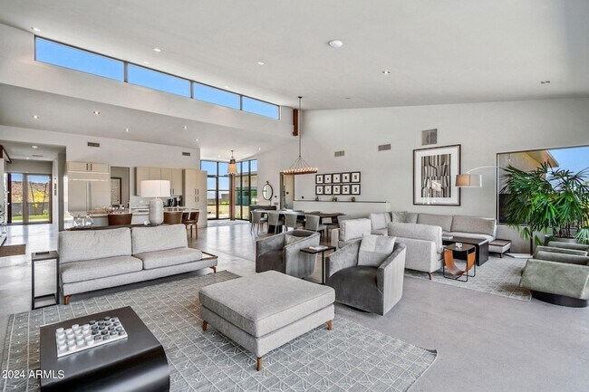 Foto del edificio - 15310 N Sandy Blf Rd