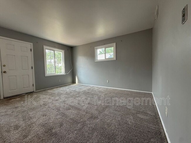 Building Photo - 1322 1st Ave NW