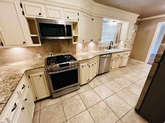 Foto del edificio - Beautifully, Corner-Lot 3BD 2BA Home in Be...