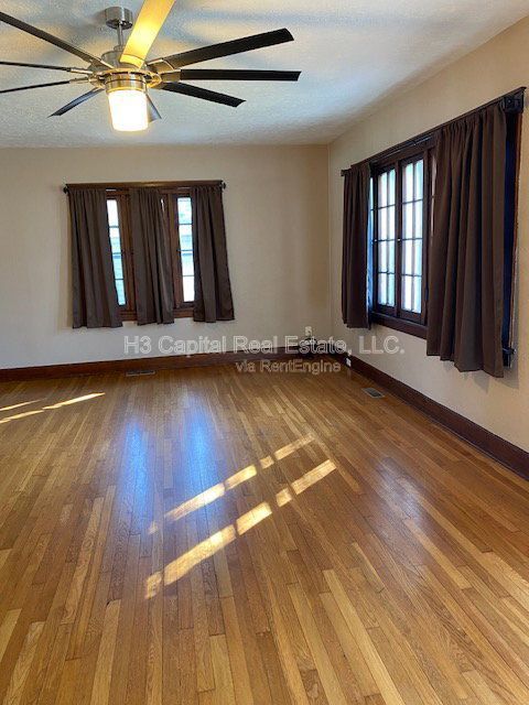 Foto del edificio - 1215 W Main St