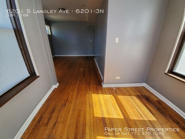 Foto del edificio - 6201 S Langley Ave