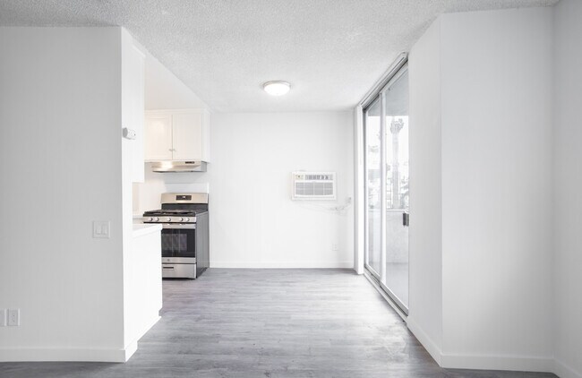 Building Photo - 410 S Alexandria Ave