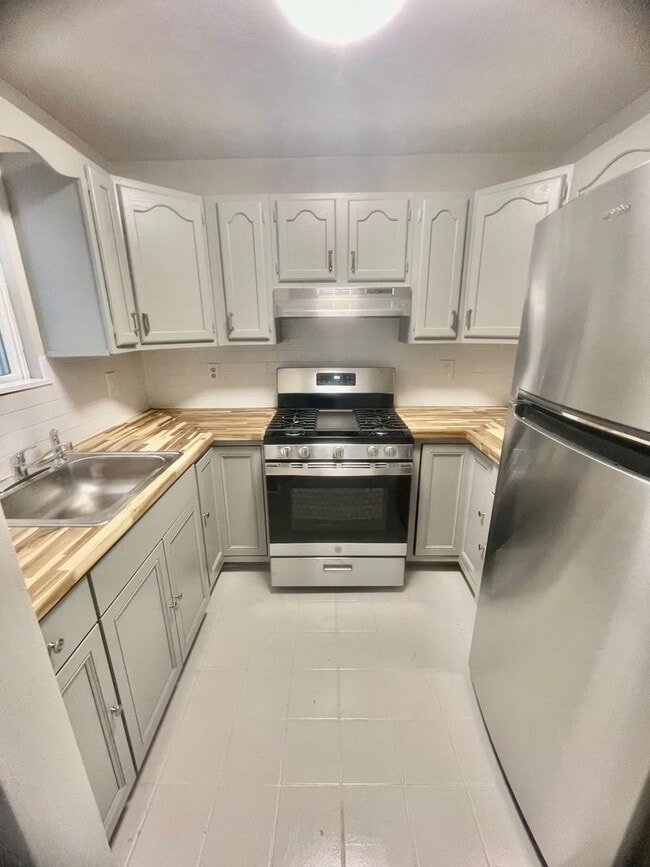 Building Photo - UPDATED 2 Bed 2 Bath-Pittsburgh Pa