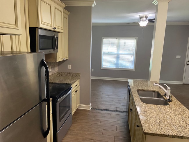 Building Photo - 3 BR/2.5 BA