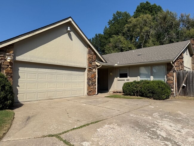 Building Photo - Vaulted Ceilings, Large Great Room! 3 bedr...