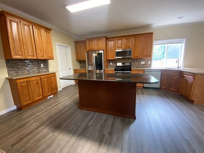 Foto del edificio - Beautiful 5 Bedroom Home!