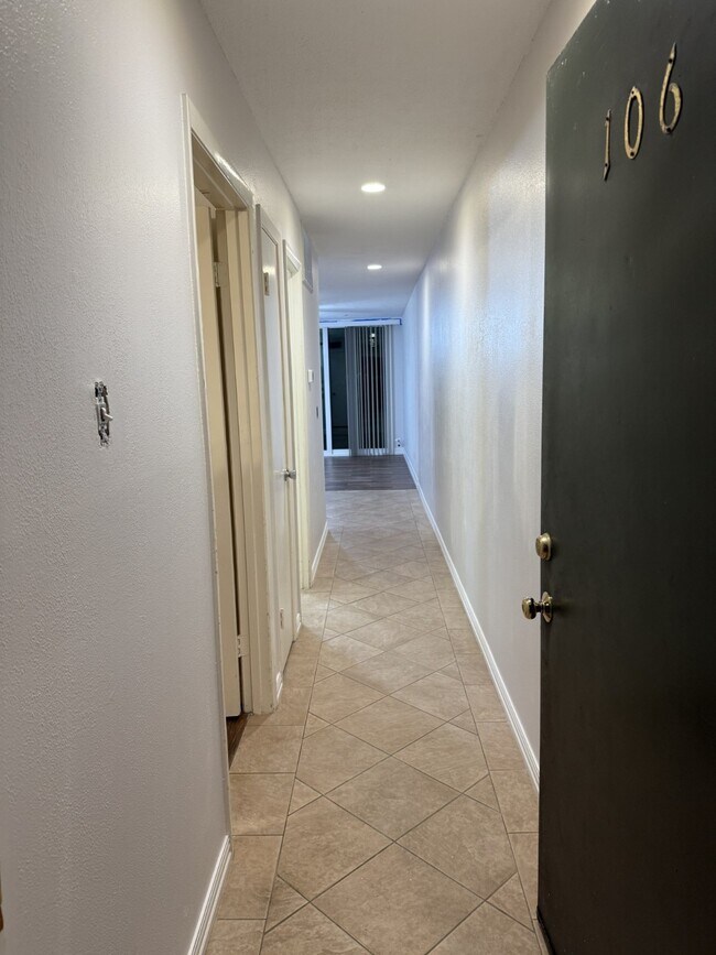 Foto del edificio - 12600 Melville Dr