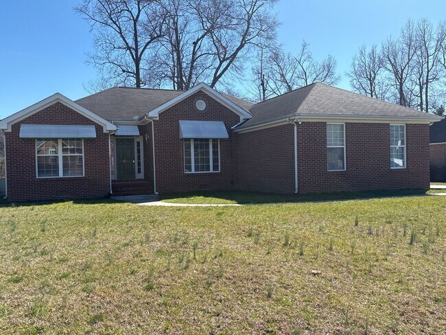 Building Photo - Spacious 3 Bedroom Home In Manchester...