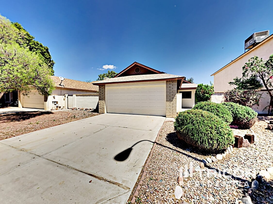 Primary Photo - 3755 E Broadway Rd