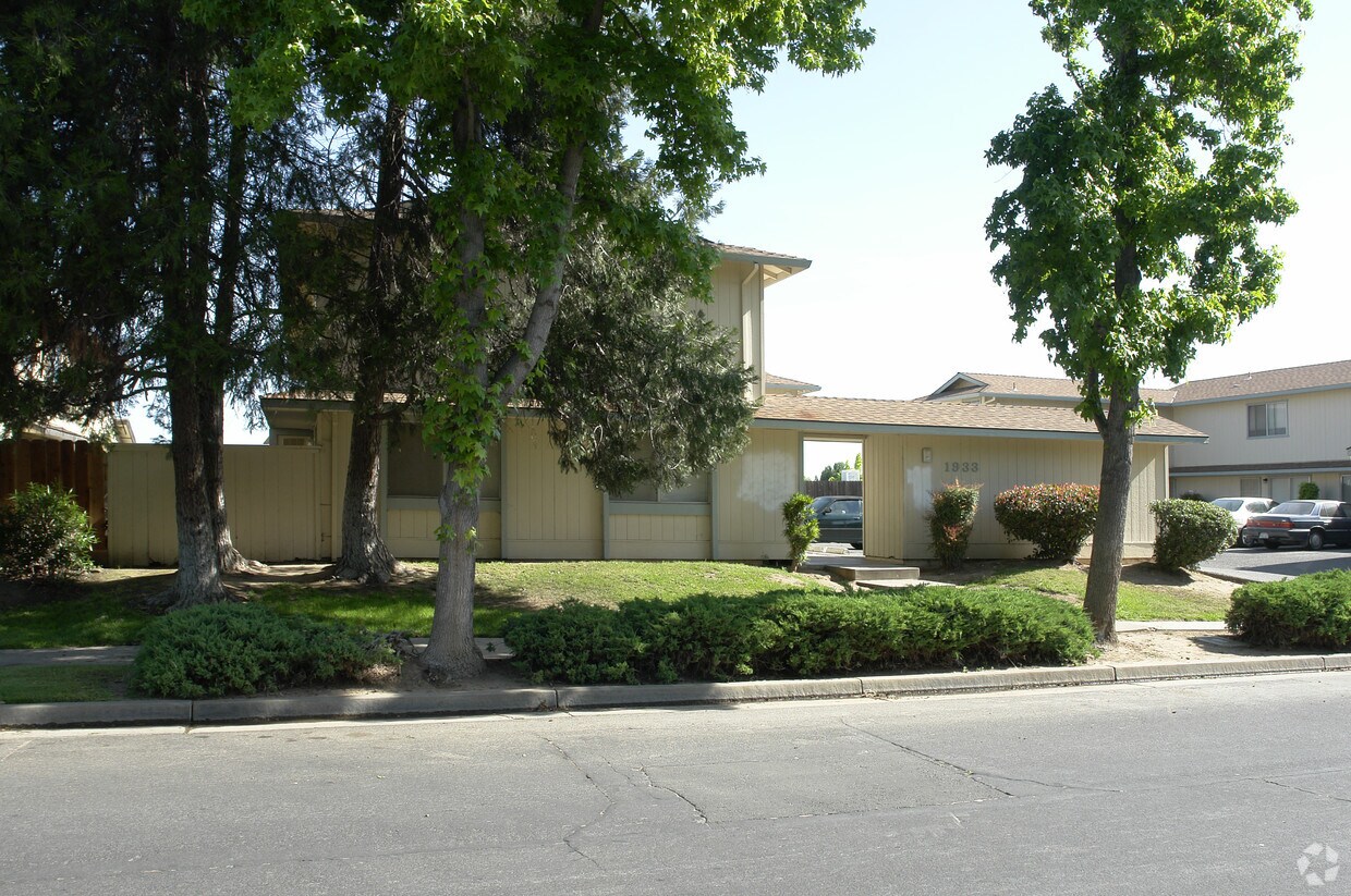 Building Photo - 1933 Shadow Brook Dr
