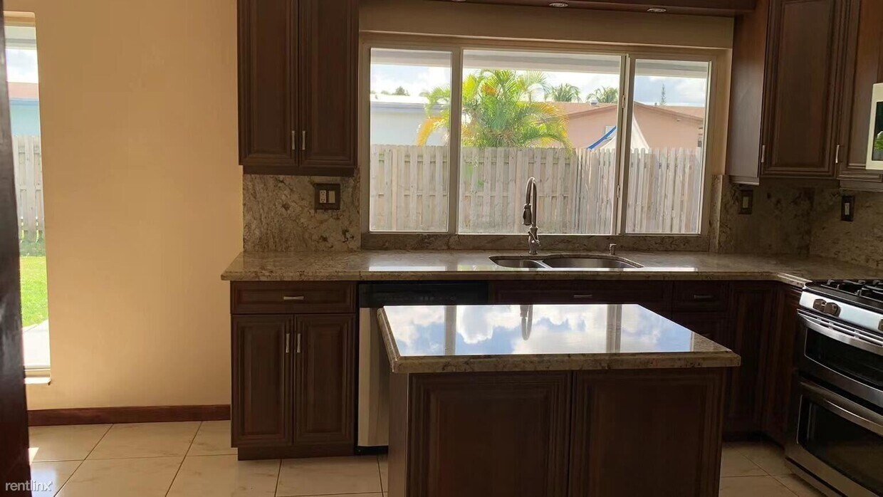 Foto principal - 4 br, 2 bath House - 8980 NW 24th St