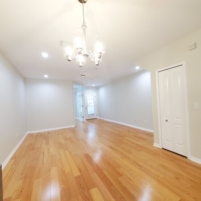 Building Photo - 15879 Fishhawk View Dr