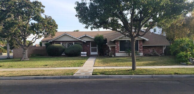 Foto del edificio - 3222 Oak Knoll Dr