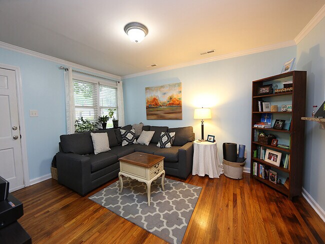 Building Photo - Two Bedroom Cottage Inside the Beltline
