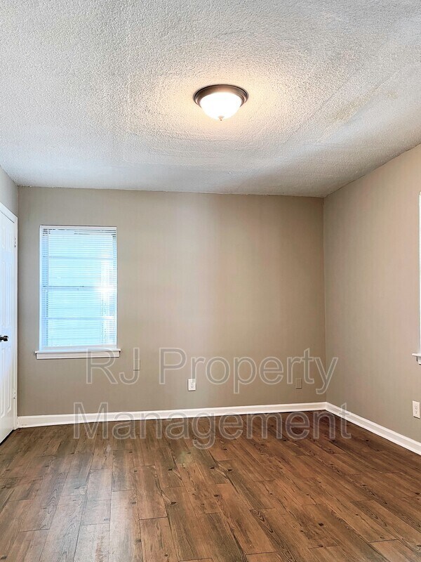 Building Photo - 1008 S Willett St