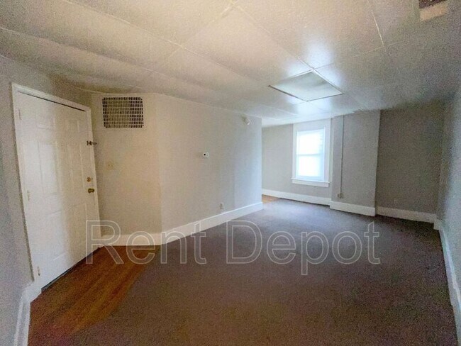 Building Photo - 220 E Delaware St