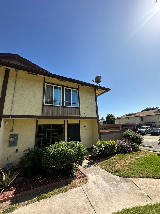 Foto del edificio - Spacious 3BR/2.5BA updated 2-story townhouse for rent with fenced patio, 2 parking spaces and more