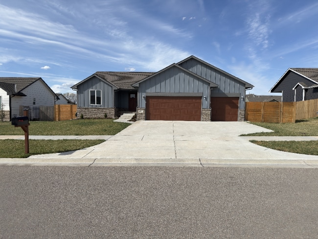 Building Photo - 920 E Bellows St