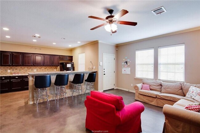 Building Photo - 4 bedroom / 4 bath / 2-story in the Barrac...